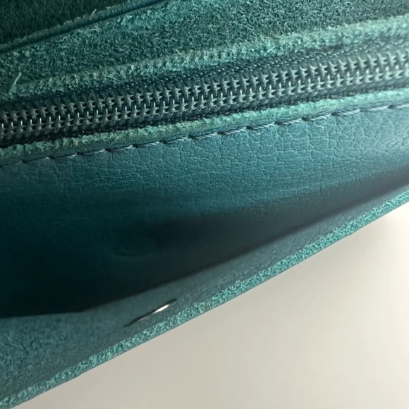 Leather Keecie wallet with a silkscreen of a cat chasing a bird on the inside - Picture 11 of 16